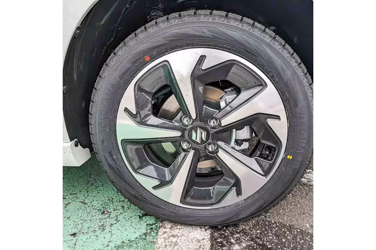 Theo đó, xe sở hữu lưới tản nhiệt mới sơn màu đen bóng mới với viền mạ crôm bao quanh. Logo hãng không còn nằm trong lưới tản nhiệt như trước mà được chuyển lên trên, sát với nắp ca-pô có thiết kế dạng vỏ sò. Tiếp theo đó là cụm đèn pha LED mới, tích dải đèn LED định vị ban ngày hình chữ "L" và cản trước cải tiến.