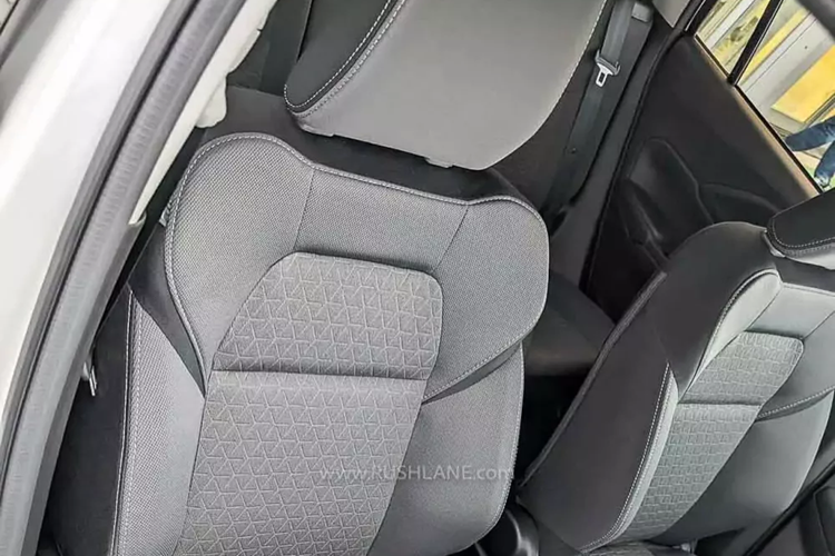 Bên trong xe, Suzuki Swift 2024 có những trang bị đáng chú ý như ghế bọc nỉ, vô lăng 3 chấu tích hợp phím chức năng, bảng đồng hồ analog với màn hình đa thông tin 4,2 inch, màn hình cảm ứng trung tâm 9 inch, điều hòa tự động 1 vùng, màn hình hiển thị thông tin kính lái HUD, phanh tay điện tử, tự động giữ phanh tạm thời và cổng USB.