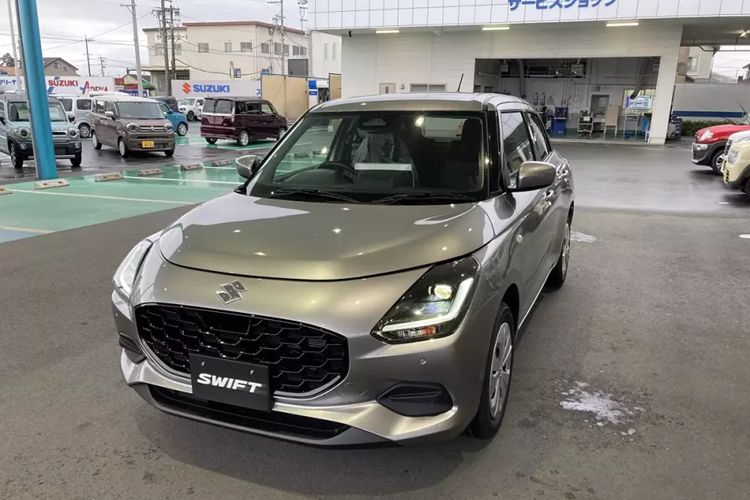 Vào hồi tháng 12/2023, hãng Suzuki đã chính thức giới thiệu thế hệ mới của dòng xe Swift tại thị trường Nhật Bản. Chẳng bao lâu sau đó, những chiếc Suzuki Swift 2024 mới đã bắt đầu có mặt tại đại lý ở xứ sở hoa anh đào.