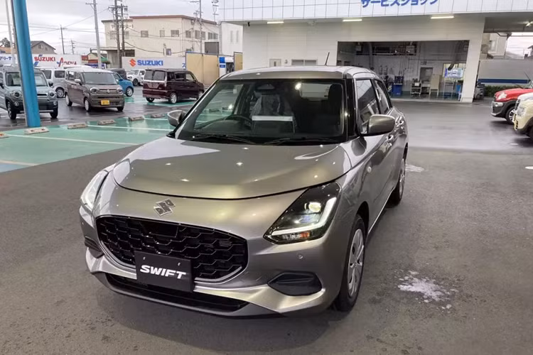 Vào hồi tháng 12/2023, hãng Suzuki đã chính thức giới thiệu thế hệ mới của dòng xe Swift tại thị trường Nhật Bản. Chẳng bao lâu sau đó, những chiếc Suzuki Swift 2024 mới đã bắt đầu có mặt tại đại lý ở xứ sở hoa anh đào.