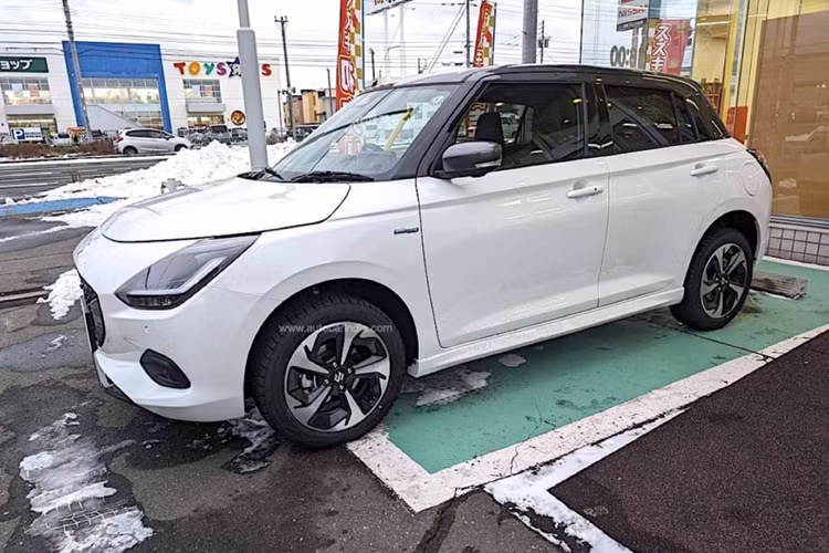 Sau Nhật Bản, thị trường tiếp theo đón nhận mẫu xe hatchback hạng B này có lẽ là Ấn Độ. Theo nguồn tin từ tạp chí Autocar, liên doanh Maruti Suzuki sẽ bắt tay vào sản xuất Swift thế hệ mới ở nhà mấy tại Ấn Độ từ tháng sau. Hiện những chiếc Suzuki Swift 2024 cũng đã bắt đầu chạy thử tại Ấn Độ trước khi được bán ra trong tương lai gần.