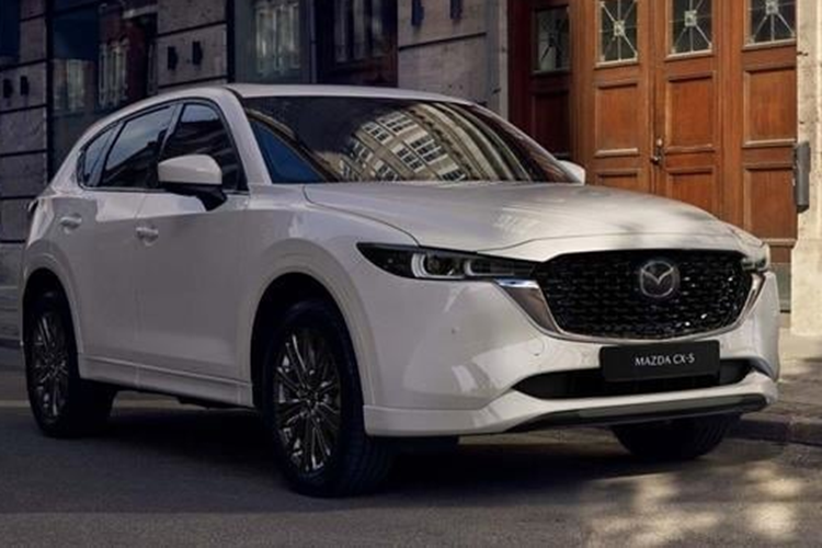 Sau Mazda CX-5 2025 thế hệ mới, hãng xe Nhật Bản sẽ cho ra mắt mẫu xe thuần điện đầu tiên của thương hiệu vào năm 2027. Từ năm 2028 đến 2030, hãng xe Nhật Bản sẽ trình làng toàn bộ dải sản phẩm xe điện ở nhiều phân khúc khác nhau.