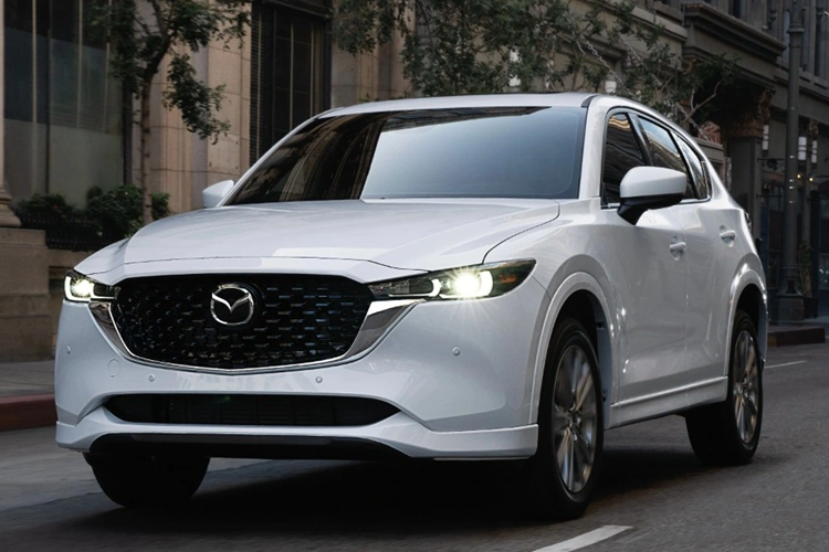 Thông tin khác được Mazda chia sẻ là CX-5 thế hệ thứ ba sẽ sử dụng hệ truyền động hybrid được phát triển độc lập. Mazda không cho biết đây sẽ là phiên bản hybrid truyền thống hay dòng hybrid sạc điện.