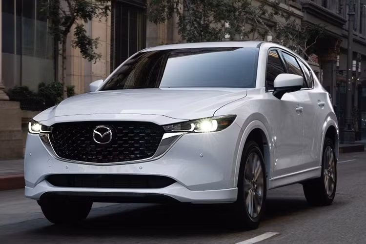 Thông tin khác được Mazda chia sẻ là CX-5 thế hệ thứ ba sẽ sử dụng hệ truyền động hybrid được phát triển độc lập. Mazda không cho biết đây sẽ là phiên bản hybrid truyền thống hay dòng hybrid sạc điện.
