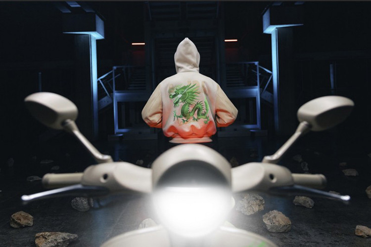 Dự kiến, mẫu xe sẽ có mặt tại thị trường Việt Nam vào đầu tháng 04/2024. Mức giá xe Vespa 946 Dragon 2024 dự đoán sẽ không hề rẻ, giống như nhiều phiên bản đặc biệt trước đây.