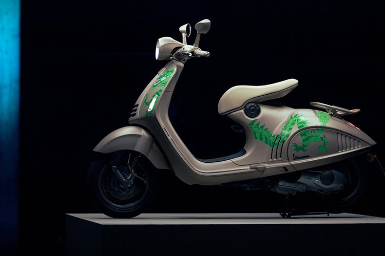 Năm 2024 đánh dấu cột mốc kỷ niệm năm thứ 11 ra đời Vespa 946 huyền thoại, cũng là năm thứ 02 liên tiếp dòng tay ga siêu sang này tôn vinh bộ con giáp đại diện cho năm âm lịch bằng những mẫu xe giới hạn.