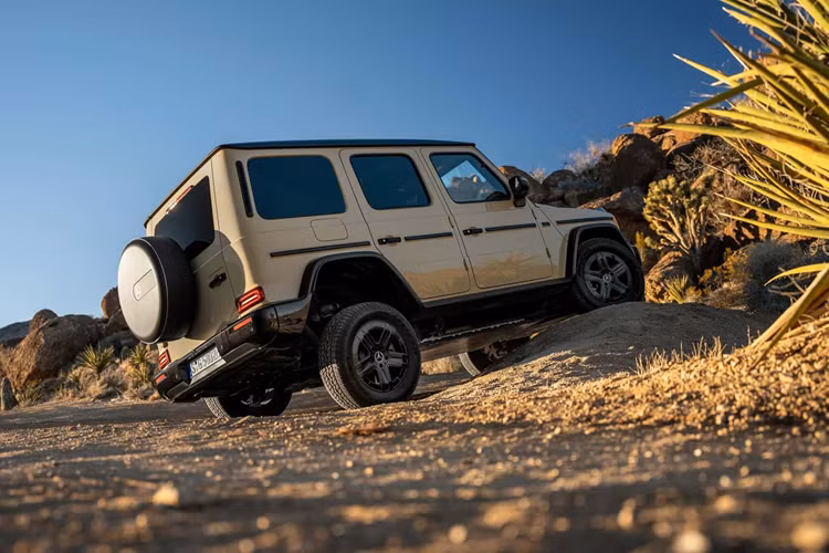 Công nghệ G-turn độc đáo, cho phép xe quay 90 độ tại chỗ trong 1 giây, quay 360 độ trong 5 giây và có thể quay liên tiếp 2 vòng cũng được trang bị cho Mercedes-Benz G 580 EQ Technology.