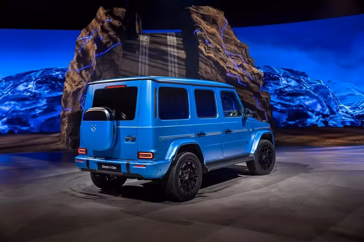 Hiện giá xe Mercedes-Benz G 580 EQ Technology thuần điện hạng sang này tại Việt Nam chưa được hé lộ. Tuy nhiên, theo một nguồn tin, xe sẽ có giá chưa đến 8 tỷ đồng và rẻ hơn so với Mercedes-AMG G63 tại Việt Nam. Tại thị trường châu Âu, Mercedes-Benz G 580 EQ Technology có giá khởi điểm từ 142.621 Euro (khoảng 3,88 tỷ đồng).