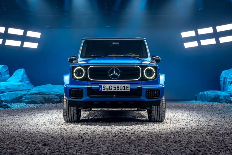 Như thông tin đã đưa, Mercedes-Benz G 580 EQ Technology có kích thước dài x rộng x cao lần lượt là 4.624 x 1.931 x 1.986 mm và chiều dài cơ sở 2.890 mm. So với phiên bản máy xăng thông thường, mẫu SUV điện này ngắn hơn 253 mm, cao hơn 11 mm trong khi chiều rộng cũng như chiều dài cơ sở giống hệt.