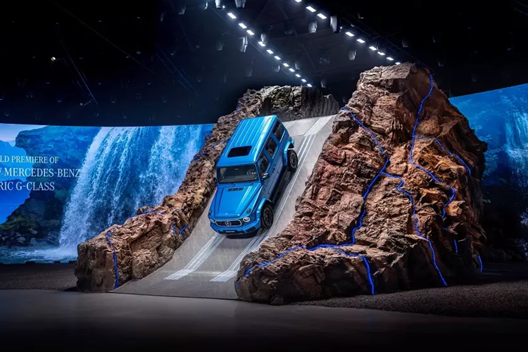 Người lái có thể kích hoạt công nghệ này qua lẫy phía sau vô lăng. Bên cạnh đó là tính năng G-Steering giúp giảm bán kính vòng quay của xe khi chạy off-road, và hệ thống giả lập âm thanh động cơ G-Roar.