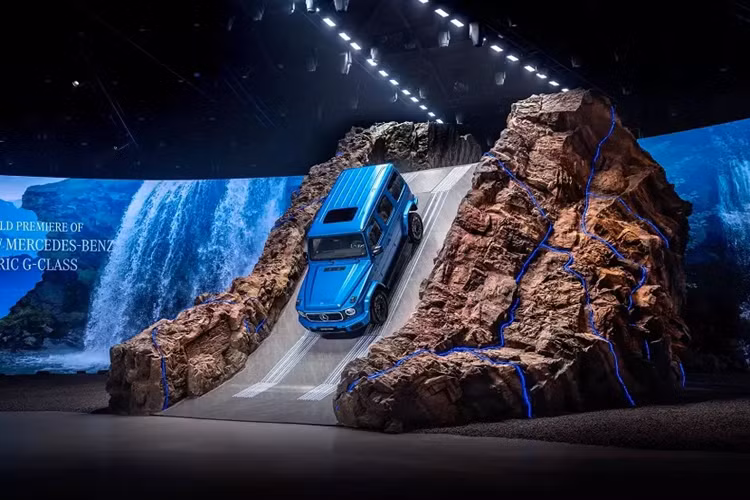 Người lái có thể kích hoạt công nghệ này qua lẫy phía sau vô lăng. Bên cạnh đó là tính năng G-Steering giúp giảm bán kính vòng quay của xe khi chạy off-road, và hệ thống giả lập âm thanh động cơ G-Roar.