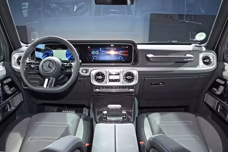 Tuy là ô tô điện nhưng Mercedes-Benz G 580 EQ Technology có ngoại hình tổng thể khá giống với G-Class thông thường. Thiết kế vuông vức và khỏe khoắn đặc trưng của "ông hoàng việt dã" vẫn được giữ lại trên mẫu ô tô điện này.