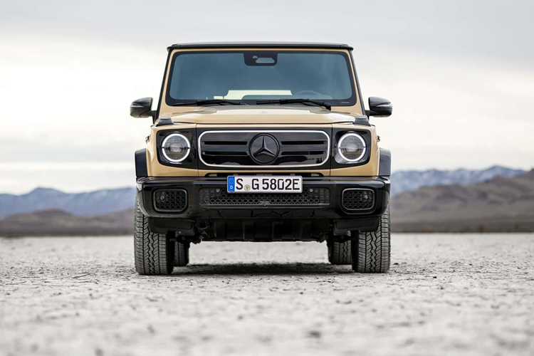 Với bộ sạc nhanh DC, xe có thể chạy thêm 170 km sau 15 phút sạc. Chưa hết, xe còn có hệ dẫn động 4 bánh toàn thời gian, hệ thống treo tay đòn kép phía trước và hệ thống treo cầu cứng phía sau vốn được phát triển dành riêng cho Mercedes-Benz G 580 EQ Technology.