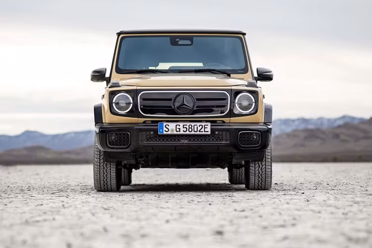 Với bộ sạc nhanh DC, xe có thể chạy thêm 170 km sau 15 phút sạc. Chưa hết, xe còn có hệ dẫn động 4 bánh toàn thời gian, hệ thống treo tay đòn kép phía trước và hệ thống treo cầu cứng phía sau vốn được phát triển dành riêng cho Mercedes-Benz G 580 EQ Technology.
