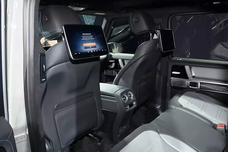 Là phiên bản thương mại của Mercedes-Benz EQG Concept từng ra mắt vào năm 2021, G 580 EQ Technology sở hữu một số thay đổi so với G-Class thông thường như lưới tản nhiệt màu đen bóng được bao quanh bằng dải đèn LED, bộ vành hợp kim 18 inch, nắp ca-pô nâng cao lên và khe gió ở hốc bánh sau để giảm hệ số lực cản không khí.