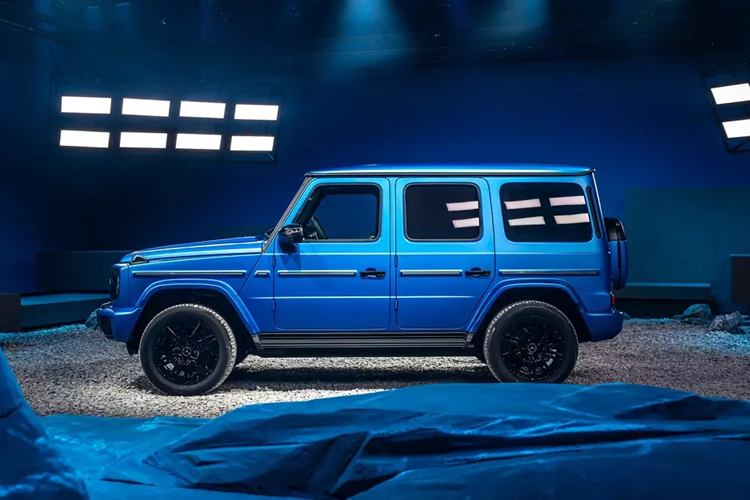 Theo đó, phiên bản thuần điện của "ông hoàng việt dã" Mercedes-Benz G-Class 2025 về Việt Nam vào quý III năm nay. Như vậy, đây sẽ là mẫu xe điện hạng sang tiếp theo của thương hiệu ngôi sao 3 cánh được bán chính hãng tại Việt Nam, sau EQB, EQE SUV, EQS và EQS SUV.