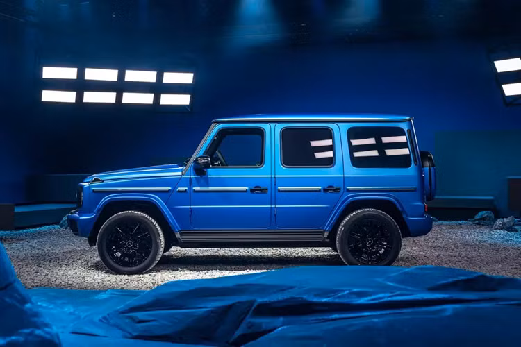 Theo đó, phiên bản thuần điện của "ông hoàng việt dã" Mercedes-Benz G-Class 2025 về Việt Nam vào quý III năm nay. Như vậy, đây sẽ là mẫu xe điện hạng sang tiếp theo của thương hiệu ngôi sao 3 cánh được bán chính hãng tại Việt Nam, sau EQB, EQE SUV, EQS và EQS SUV.