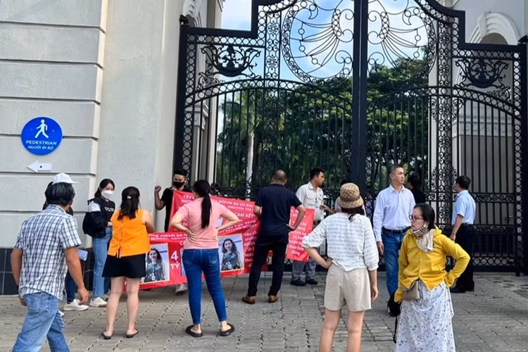 Vi sao Truong quoc te My o TP HCM cho hoc sinh nghi hoc?-Hinh-2