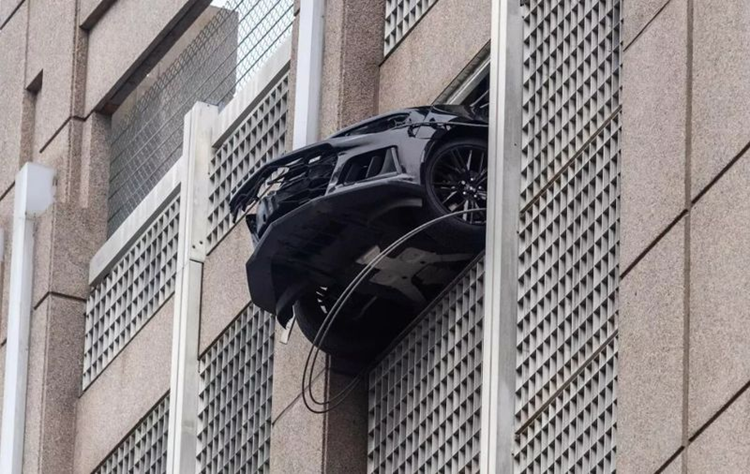 Tai xe quen ve so Chevrolet Camaro suyt lao tu tang 6 xuong dat