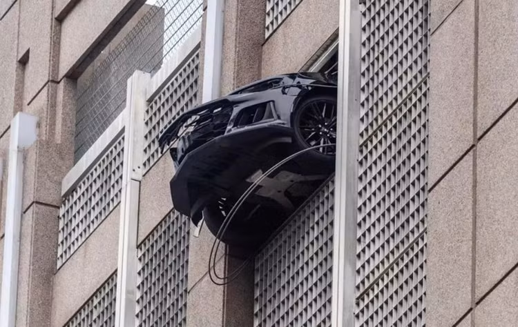 Tai xe quen ve so Chevrolet Camaro suyt lao tu tang 6 xuong dat