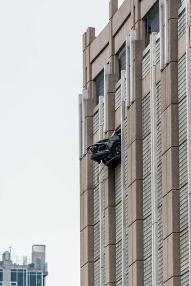 Tai xe quen ve so Chevrolet Camaro suyt lao tu tang 6 xuong dat-Hinh-2