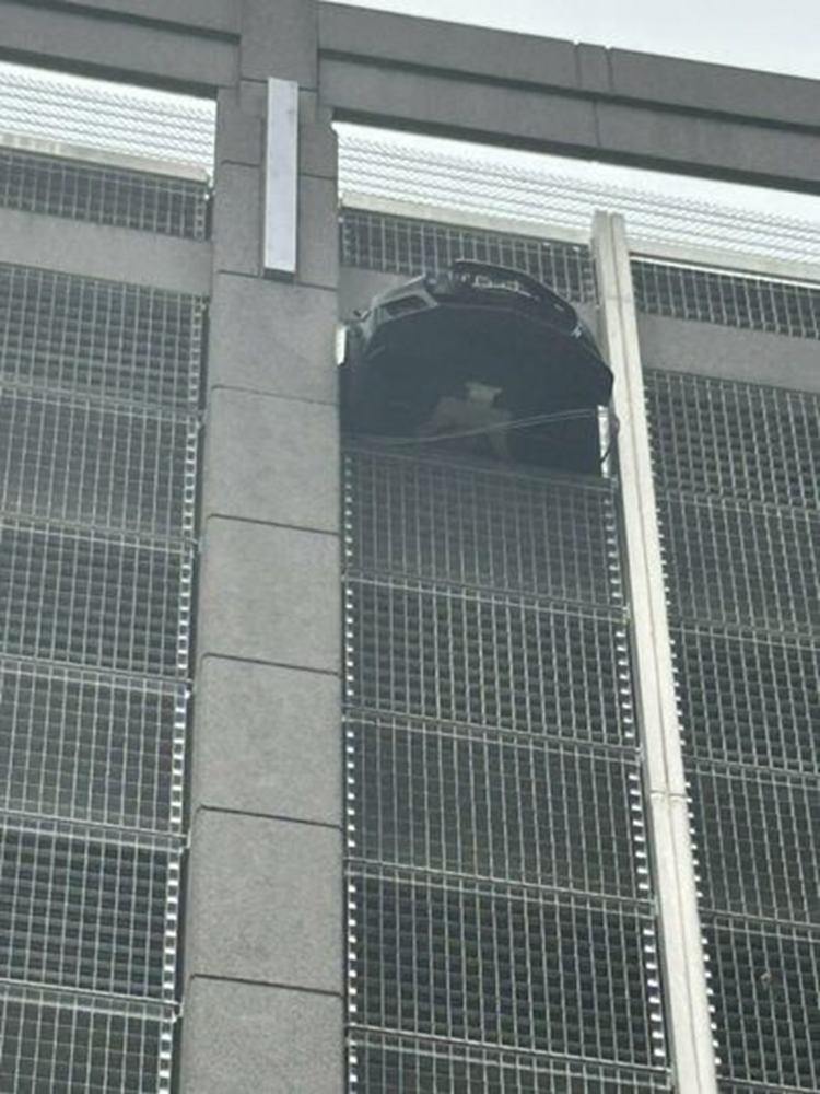 Tai xe quen ve so Chevrolet Camaro suyt lao tu tang 6 xuong dat-Hinh-3