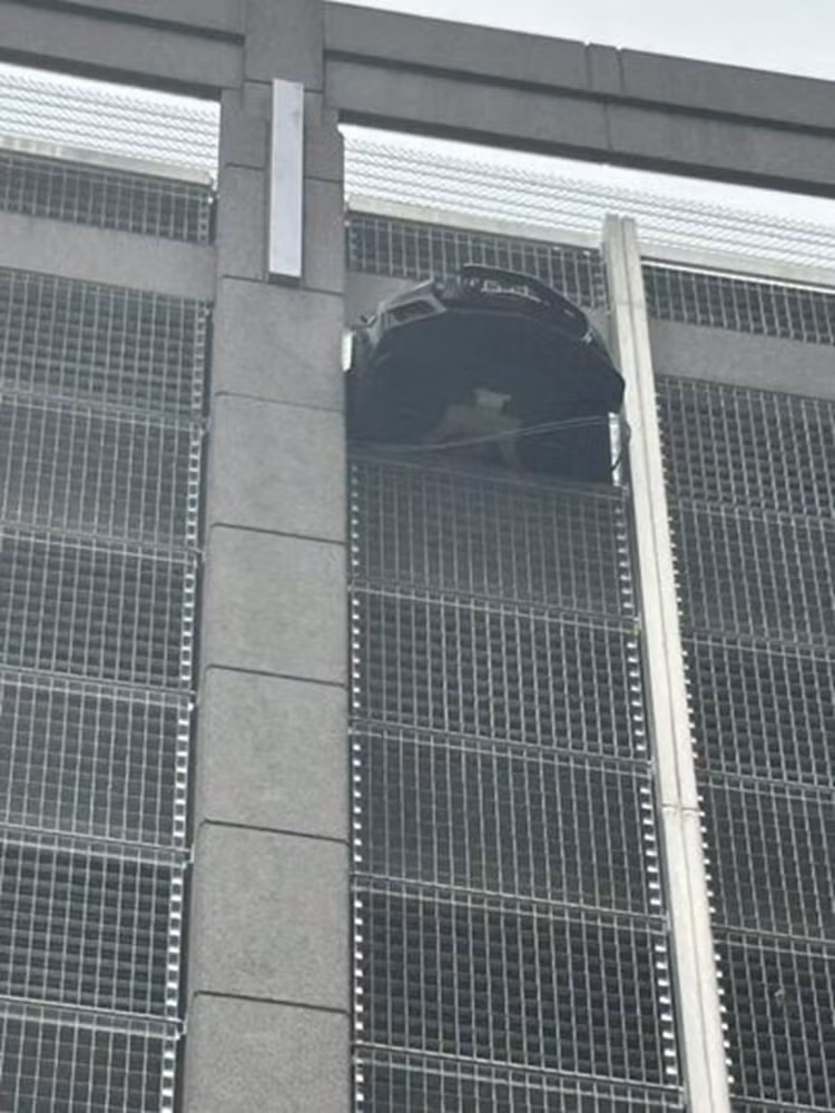 Tai xe quen ve so Chevrolet Camaro suyt lao tu tang 6 xuong dat-Hinh-3