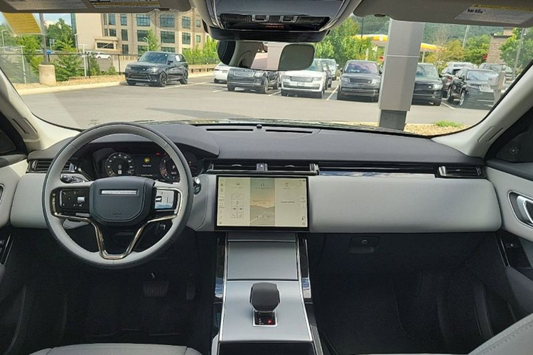 Range Rover Velar 2024 sở hữu nội thất yên tĩnh bậc nhất phân khúc nhờ công nghệ cách âm chủ động của hệ thống âm thanh vòm Meridian 3D Surround Sound System với 17 loa.