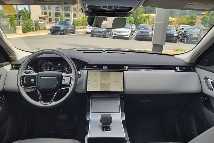 Range Rover Velar 2024 sở hữu nội thất yên tĩnh bậc nhất phân khúc nhờ công nghệ cách âm chủ động của hệ thống âm thanh vòm Meridian 3D Surround Sound System với 17 loa.