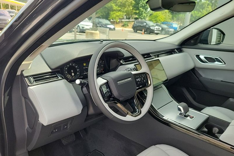 Điểm nhấn của nội thất nằm ở màn hình cảm ứng 11,4 inch có thiết kế cong, điều khiển mọi tính năng trên xe. Hệ thống Pivi Pro 7 hỗ trợ kết nối Android Auto và Apple CarPlay không dây, cập nhật phần mềm thông qua Wifi.