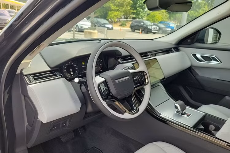 Điểm nhấn của nội thất nằm ở màn hình cảm ứng 11,4 inch có thiết kế cong, điều khiển mọi tính năng trên xe. Hệ thống Pivi Pro 7 hỗ trợ kết nối Android Auto và Apple CarPlay không dây, cập nhật phần mềm thông qua Wifi.