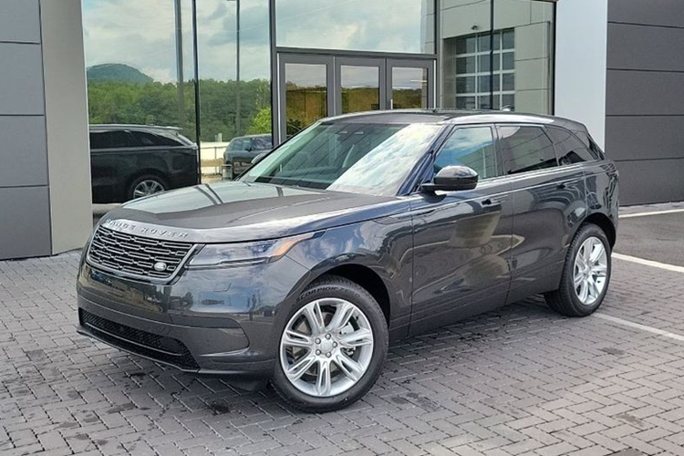 Mới đây, một số đại lý Land Rover chính hãng đã thông báo nhận đặc cọc mẫu Range Rover Velar 2024 tại Việt Nam. Nhân viên tư vấn bán hàng cho biết hiện đã có 10 khách hàng đặt cọc chờ xe, lô xe đầu tiên dự kiến về nước vào cuối năm nay.