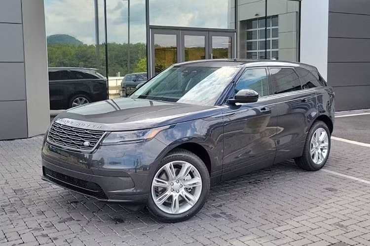 Mới đây, một số đại lý Land Rover chính hãng đã thông báo nhận đặc cọc mẫu Range Rover Velar 2024 tại Việt Nam. Nhân viên tư vấn bán hàng cho biết hiện đã có 10 khách hàng đặt cọc chờ xe, lô xe đầu tiên dự kiến về nước vào cuối năm nay.