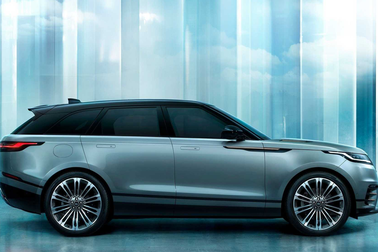 Những chiếc Range Rover Velar đầu tiên về Việt Nam sẽ thuộc phiên bản động cơ P250 với máy xăng 2.0L tăng áp cho công suất 247 mã lực và mô-men xoắn 365Nm. Trong tương lai, mẫu SUV hạng sang này sẽ được bổ sung các phiên bản cao cấp hơn, dùng động cơ P340 3.0L công suất 335 mã lực.