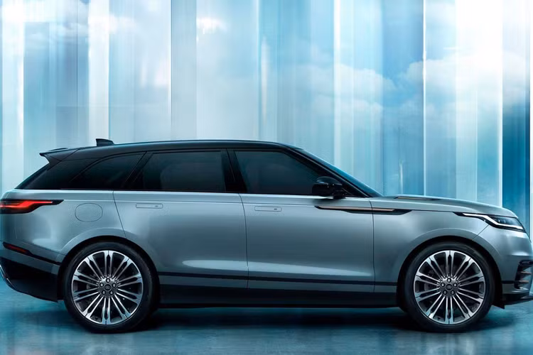 Những chiếc Range Rover Velar đầu tiên về Việt Nam sẽ thuộc phiên bản động cơ P250 với máy xăng 2.0L tăng áp cho công suất 247 mã lực và mô-men xoắn 365Nm. Trong tương lai, mẫu SUV hạng sang này sẽ được bổ sung các phiên bản cao cấp hơn, dùng động cơ P340 3.0L công suất 335 mã lực.