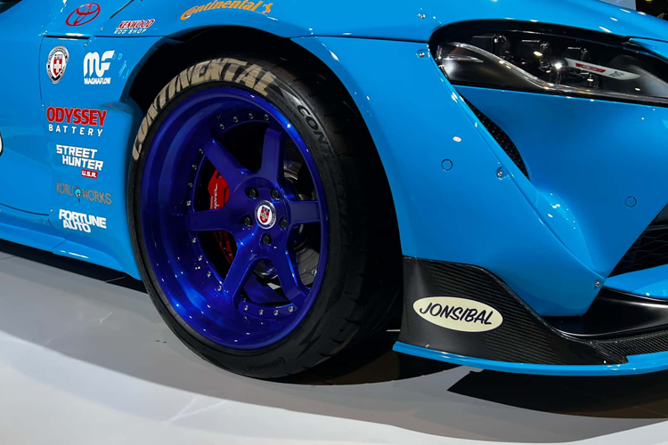 Để tạo ra Suprabird, Wood đã sử dụng một chiếc Supra nguyên bản từ bộ sưu tập của riêng mình và bắt tay vào thực hiện các sửa đổi và nâng cấp. Lớp sơn Petty Blue nổi bật có khả năng thu hút sự chú ý và lớp sơn này đã được đội ngũ nâng cấp tiến hành sơn thay vì chỉ dán decal trang trí.