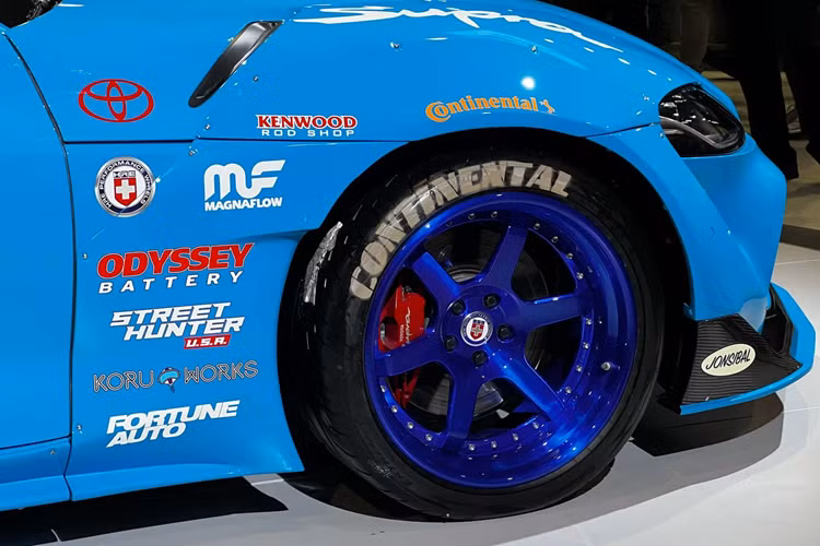 Chiếc xe được trang bị bộ mâm độ có kích thước 19 inch được sơn màu xanh lam đậm giống như trên chiếc xe đua nguyên bản. Hệ thống treo nguyên bản của Supra đã được thay thế bằng lò xo trụ và ngoại thất của xe đã được nâng cấp với nhiều chi tiết độ hầm hố bao gồm một cánh gió lớn ở phía sau, hoàn thiện những thay đổi về mặt thẩm mỹ cho chiếc xe thể thao Nhật Bản.