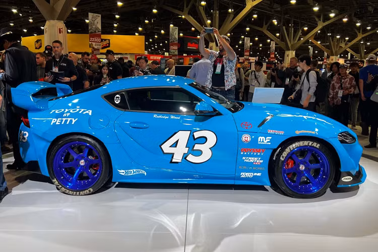 Plymouth Superbird là mẫu xe có thiết kế cánh gió cao độc đáo ấn tượng và thống trị giải đua đến mức NASCAR đã thay đổi luật vào năm 1971, cấm hoàn toàn mẫu xe Plymouth khí động học. Toyota và Rutledge Wood đã tôn vinh chiếc xe đua Superbird cổ điển bằng một phiên bản hiện đại dựa trên một chiếc xe độ co cánh gió lớn là Supra.