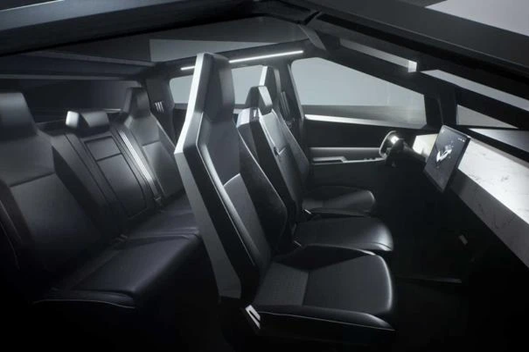 Cybertruck có hệ thống treo khí nén có thể điều chỉnh, nâng lên hoặc hạ xuống khi đang di chuyển và cung cấp khoảng sáng gầm xe lên tới 431 mm. Với góc tiếp cận 35 độ và góc khởi hành 28 độ, chiếc bán tải của Tesla trở thành một cỗ máy địa hình đáng gờm.