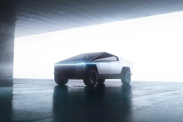 Chiếc xe bán tải được làm bằng thép không gỉ sáng bóng và được tạo hình thành những mặt phẳng. Theo công bố của nhà sản xuất, thân thép cứng của Cybertruck có khả năng chống đạn và cửa sổ của nó có khả năng “chống đá”. Bên cạnh đó, mẫu bán tải này có thể kéo từ 3,4 tấn đến 6,8 tấn tùy công suất.