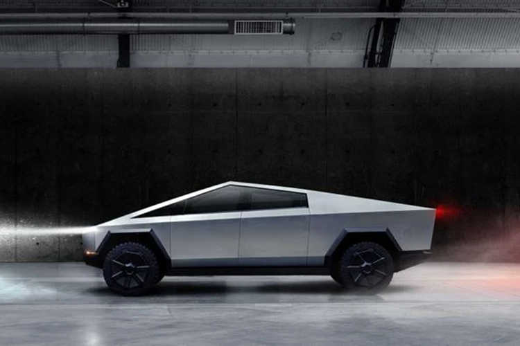 Chiếc Tesla Cybertruck của cảnh sát Dubai sở hữu phối màu trắng và xanh lá cây truyền thống với phù hiệu cảnh sát được dán trên thân và mui xe. Trên nóc xe được trang bị thêm cả đèn báo.