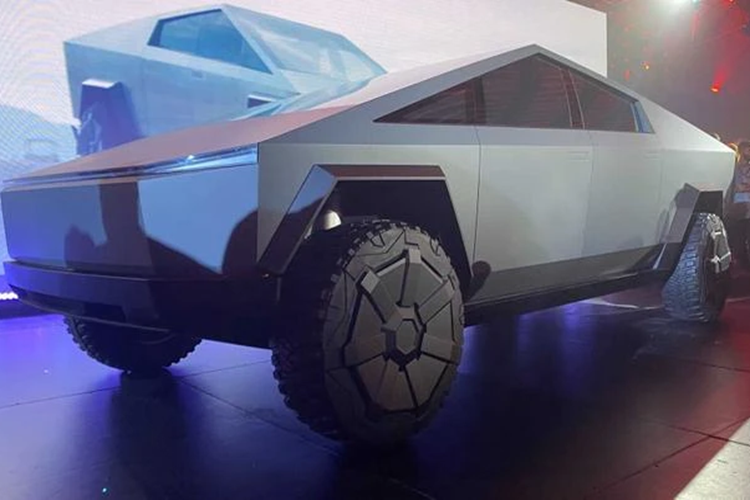 Phiên bản ba động cơ cao cấp nhất sẽ có giá 99.990 USD (khoảng 2,43 tỷ đồng), tạo ra công suất 845 mã lực và có phạm vi hoạt động khoảng 514 km.