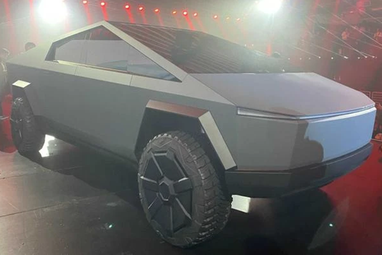 Cybertruck AWD (bản hai động cơ) sẽ có giá khởi điểm là 79.990 USD (tương đương khoảng 1,9 tỷ đồng), đi được 547 km sau một lần sạc và có khả năng tăng tốc từ 0-96 km/giờ trong 4,1 giây và đạt tốc độ tối đa 180 km/giờ.