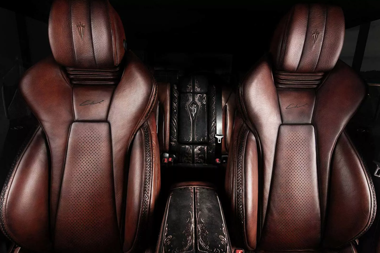 Phần tấm chắn phía trước đã được sửa đổi thể thao hơn, phần vòm bánh xe loe ra và xe còn được trang bị các tấm ốp mới và một tấm cản đặc biệt. Xe cũng được trang bị bộ mâm xe cùng màu làm tăng thêm vẻ huyền bí của chiếc 4×4 cũng như vỏ bánh xe dự phòng độc đáo có dòng chữ “G-Falcon”.