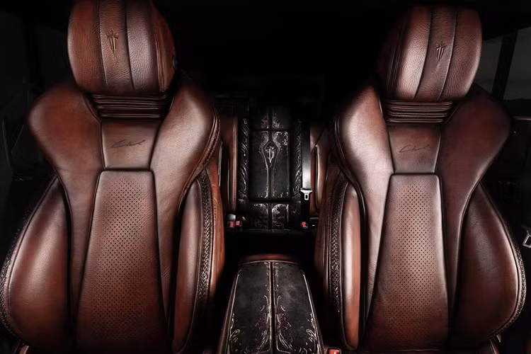 Phần tấm chắn phía trước đã được sửa đổi thể thao hơn, phần vòm bánh xe loe ra và xe còn được trang bị các tấm ốp mới và một tấm cản đặc biệt. Xe cũng được trang bị bộ mâm xe cùng màu làm tăng thêm vẻ huyền bí của chiếc 4×4 cũng như vỏ bánh xe dự phòng độc đáo có dòng chữ “G-Falcon”.