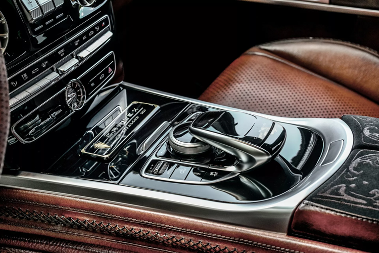 Carlex cũng đã bắt tay vào nâng cấp khoang nội thất của chiếc xe với nhiều chi tiết như bảng điều khiển, vô lăng, hộp số, ghế ngồi và các tấm cửa được bọc da màu đỏ đậm. Các tấm táp pi cửa và bảng điều khiển trung tâm cũng được thêu họa tiết tinh xảo cùng một số thành phần kim loại lộ ra ngoài.