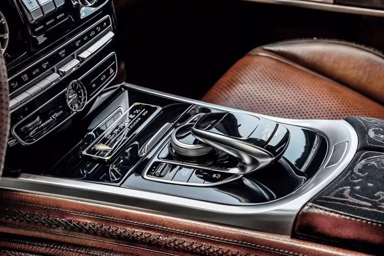 Carlex cũng đã bắt tay vào nâng cấp khoang nội thất của chiếc xe với nhiều chi tiết như bảng điều khiển, vô lăng, hộp số, ghế ngồi và các tấm cửa được bọc da màu đỏ đậm. Các tấm táp pi cửa và bảng điều khiển trung tâm cũng được thêu họa tiết tinh xảo cùng một số thành phần kim loại lộ ra ngoài.