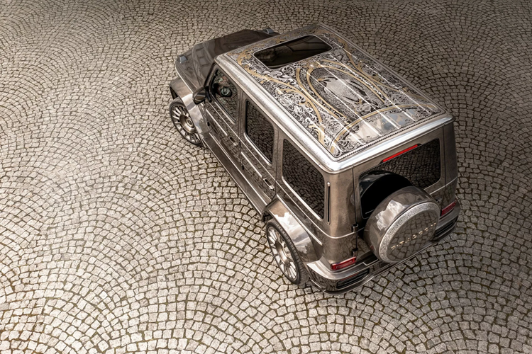 Hiện được biết đến với cái tên G-Falcon, điểm đáng chú ý nhất của chiếc Mercedes đặc biệt là phần nóc xe được chạm khắc hình một con chim ưng trải dài trên toàn bộ phần mui xe.