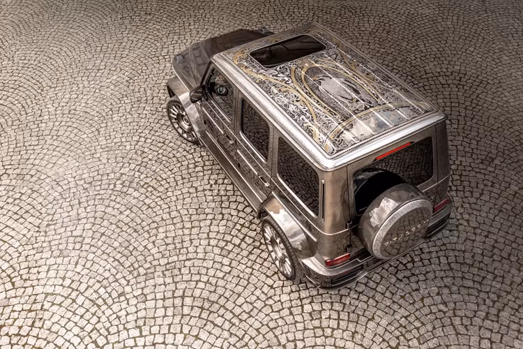 Hiện được biết đến với cái tên G-Falcon, điểm đáng chú ý nhất của chiếc Mercedes đặc biệt là phần nóc xe được chạm khắc hình một con chim ưng trải dài trên toàn bộ phần mui xe.