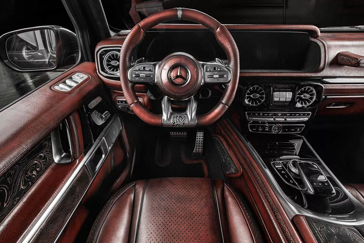 Hãng độ xe đến từ Ba Lan sau đó đã trang trí thân xe bằng màu đồng kim loại độc đáo khiến mẫu xe trông giống như xe ô tô hoàng gia.